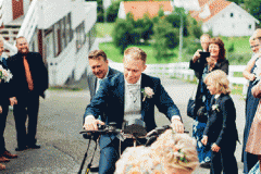 Brudgum på moped