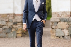 Marinblå kostym från Cavaliere med tillhörande väst, näsduk och slips i lätt silverton. Klocka från Gant