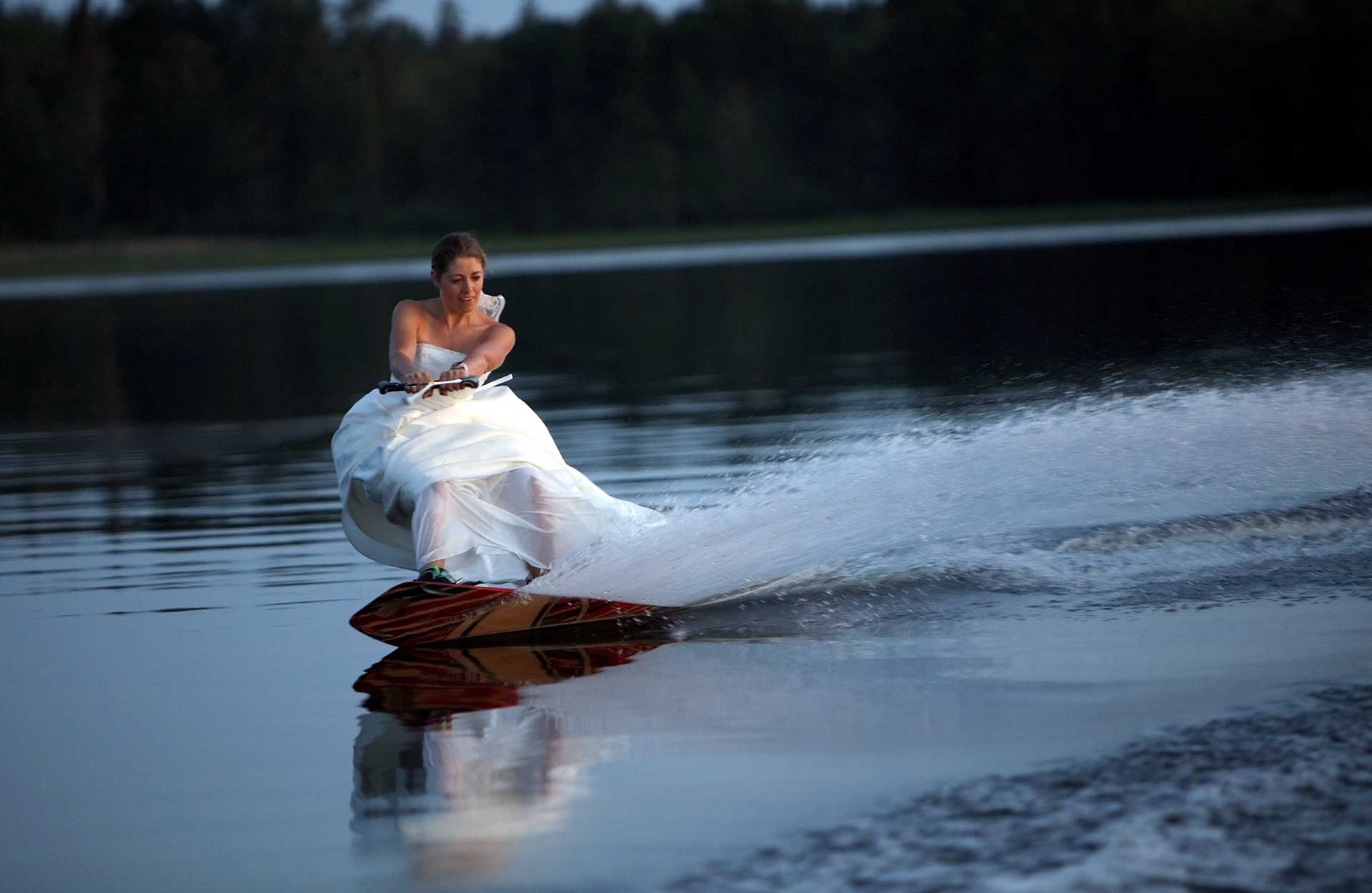 På wakeboard i bröllopsklänning - Foto: Lars-Eric Rådbo