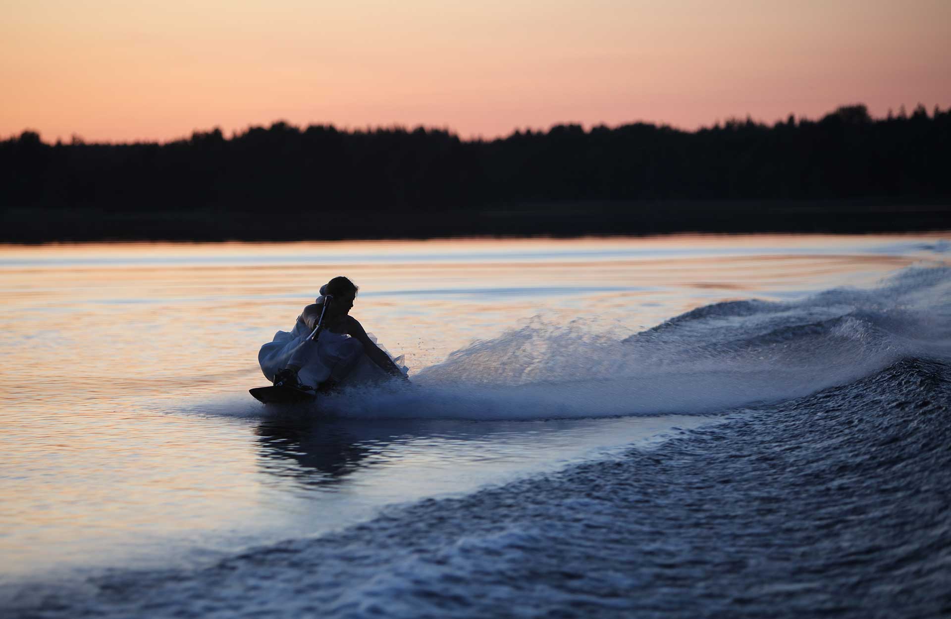 På wakeboard i bröllopsklänning - Foto: Lars-Eric Rådbo