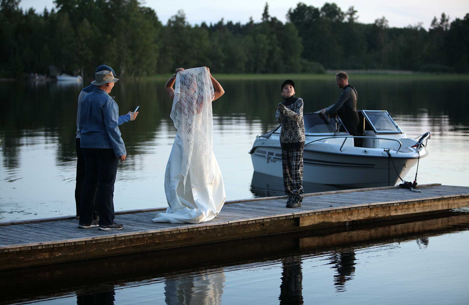 På wakeboard i bröllopsklänning - Foto: Lars-Eric Rådbo