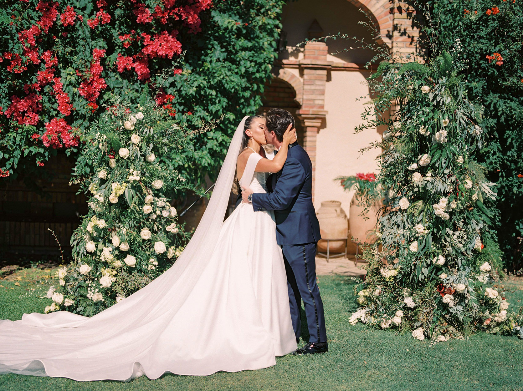 Den första kyssen - Foto: 2 Brides Photography
