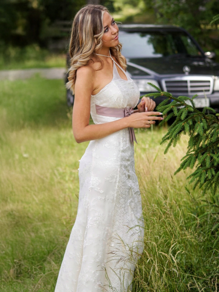 Handgjord och skräddarsydd bröllopsklänning från UHT Fashion House i Göteborg.