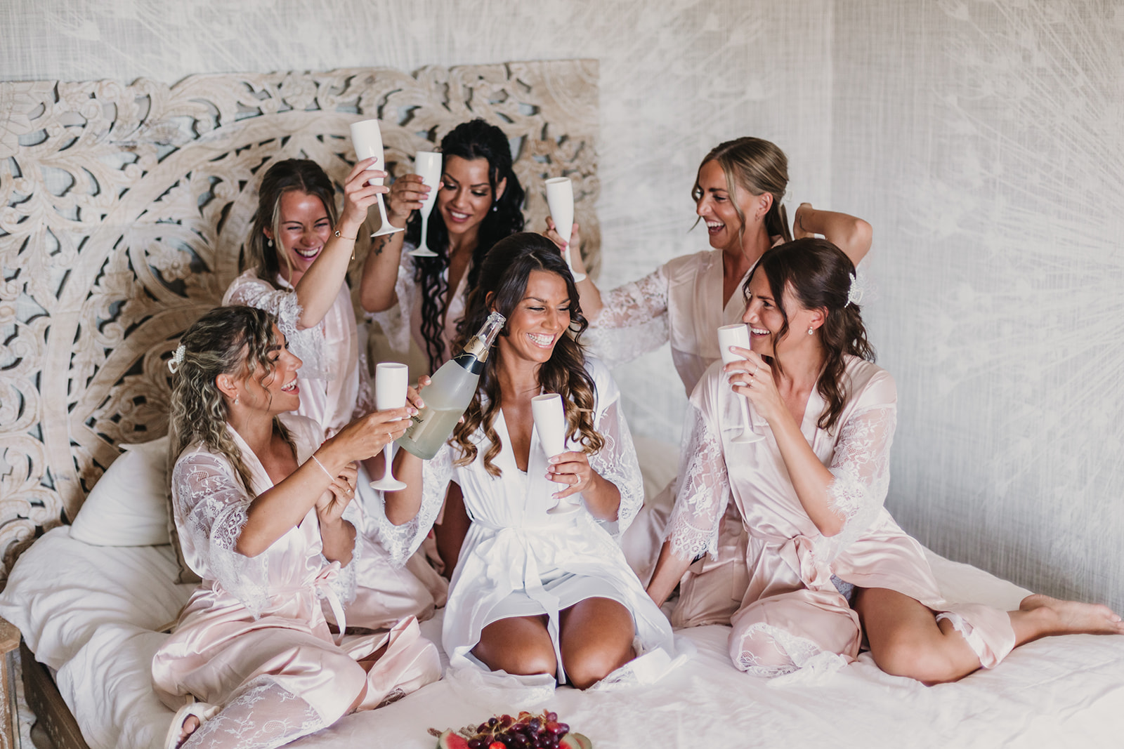 Matilda och tärnorna gör sig i ordning med bubbel, leenden och pirr i magen